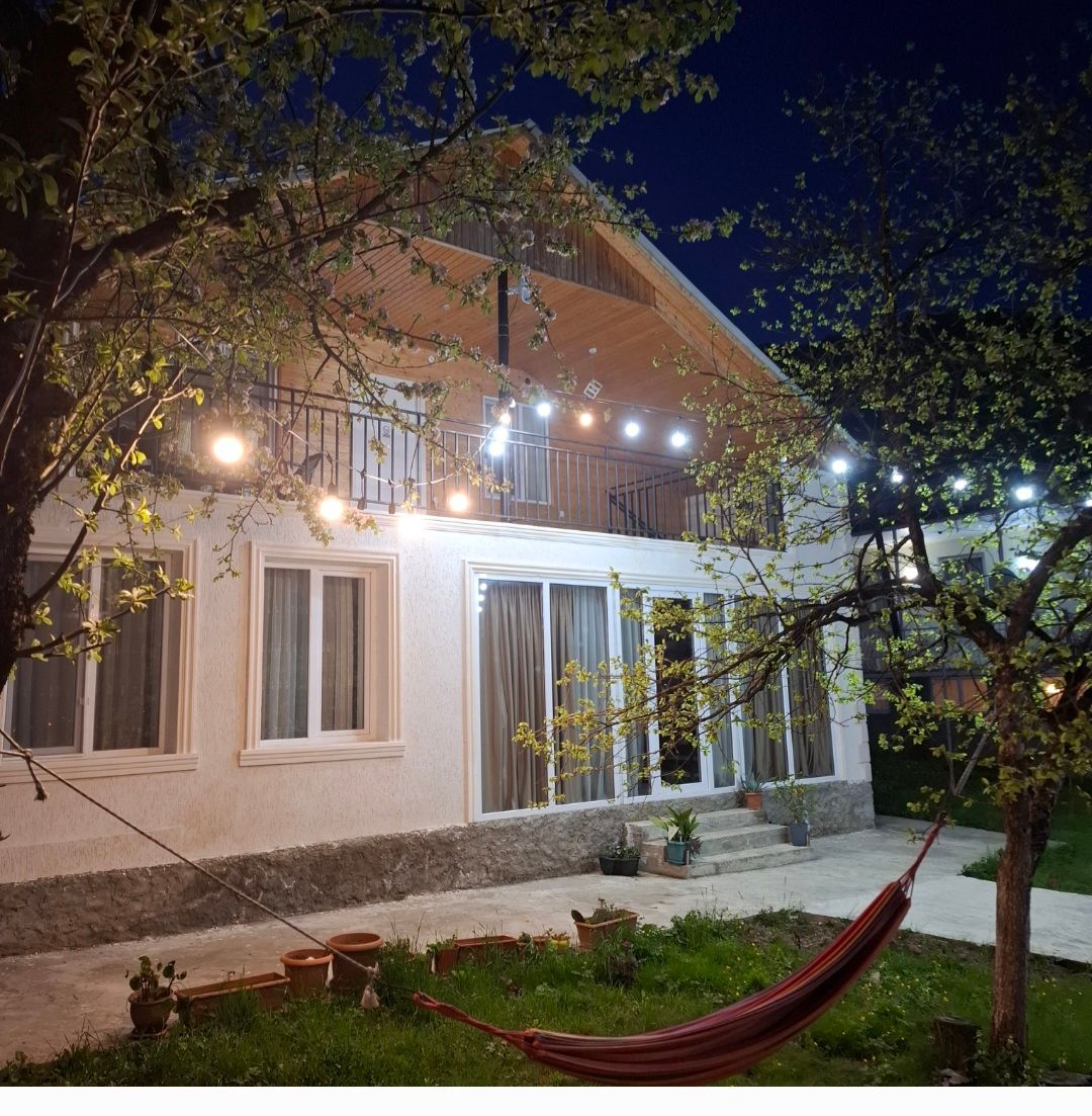 კეთილი იყოს თქვენი მობრძანება ჩვენს სასტუმროში.  თუ გსურთ განერიდოთ ხმაურიან ქალაქს და დაისვენოთ სიმშვიდეში, მაშინ ეს ადგილი თქვენთვისაა!